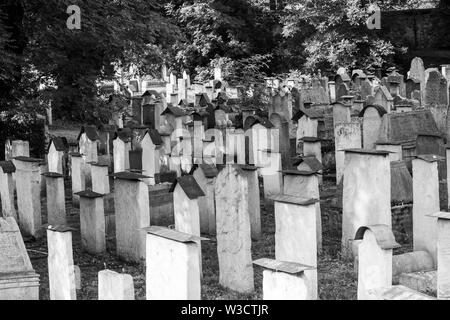 Grabsteine an der Kleinen stillgelegten/Remah Remuh Friedhof in der Szeroka Straße in Kazimierz, dem historischen jüdischen Viertel von Krakau, Polen Stockfoto