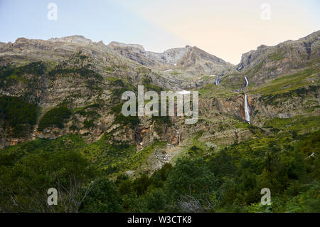 Cinca river Wasserfall bei Dämmerung in Pineta Tal in Ordesa y Monte Perdido Nationalpark (Sobrarbe, Huesca, Pyrenäen, Aragon, Spanien) Stockfoto