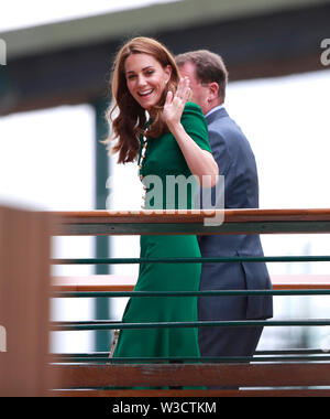 Wimbledon, London, UK. 13. Juli 2019. Kate Middleton (Herzogin von Cambridge) ankommt, sehen Sie sich die Damen Singles Finale zwischen Serena Williams und Simona halep an der Wimbledon Championships Tennis, Wimbledon, London am Juli 13, 2019 Credit: Paul Marriott/Alamy leben Nachrichten Stockfoto