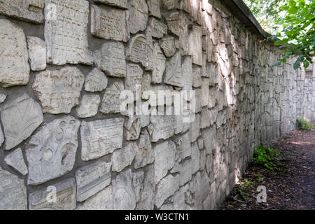 Wand aus Friedhof Fragmente, in der remuh/Remah Friedhof in der Szeroka Straße in Kazimierz, dem historischen jüdischen Viertel von Krakau, Polen. Stockfoto