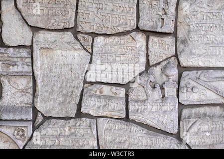 Wand aus Friedhof Fragmente, in der remuh/Remah Friedhof in der Szeroka Straße in Kazimierz, dem historischen jüdischen Viertel von Krakau, Polen. Stockfoto