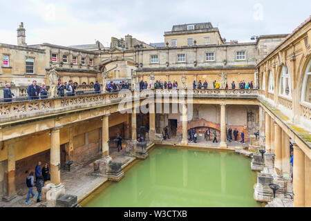 Blick von der Galerie der Bäder im römischen Bäder Museum, ein großes Erbe Sehenswürdigkeit in der Stadt Bath, Somerset, Süd-West-England Großbritannien Stockfoto