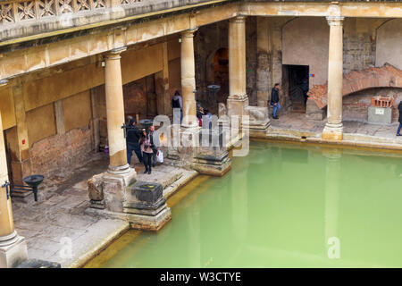 Blick von oben der Bäder im römischen Bäder Museum, ein großes Erbe Sehenswürdigkeit in der Stadt Bath, Somerset, Süd-West-England Großbritannien Stockfoto