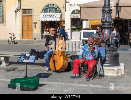 Florenz, Italien - 29 Oktober, 2014. Musiker in Piazza Santa Croce in Florenz. Italien Stockfoto