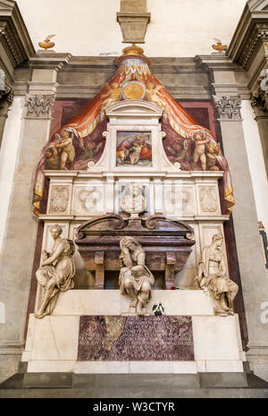 Florenz, Italien - 29 Oktober, 2014: Grabstein von Michelangelo in der Basilika von Santa Croce in Florenz. Stockfoto