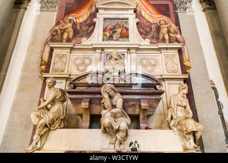 Florenz, Italien - 29 Oktober, 2014: Detail von Michelangelo Grabsteine in der Basilika von Santa Croce in Florenz. Stockfoto