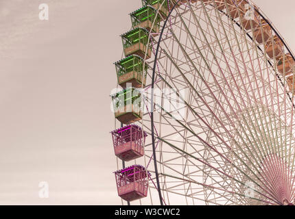 Bunte Riesenrad vor einem blauen Himmel. Großes Karussell in Gijón, Asturien, Spanien. Stockfoto