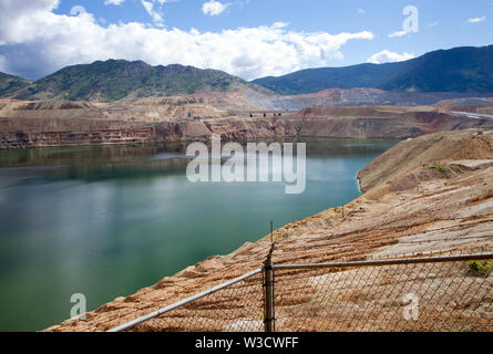 Grund- und Oberflächenwasser Füllen der Berkeley Grube, einem verlassenen Tagebau Kupfer-Molybdän Mine in Butte, Montana Stockfoto