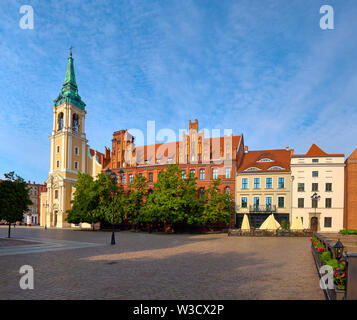 Mittelalterliche Altstadt von Torun in Posen, Panoramic Image der Old Market Square mit Heiligen Geist Kirche auf der linken Seite Stockfoto