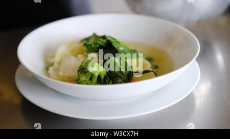 Gemüsesuppe cap Cay in Schüssel. Traditionelle asiatische Suppe cap Cay Stockfoto