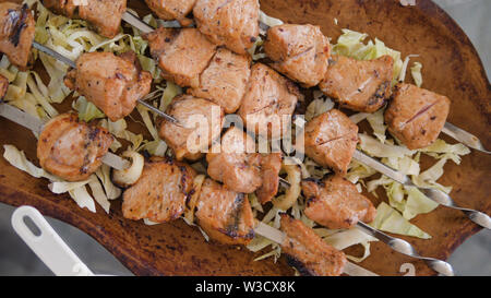 Grill Spieße mit saftigen Fleisch onplate. Shish Kebab aus Schweinefleisch Stockfoto