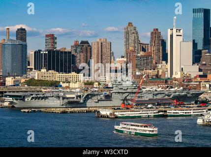 New York, New York, USA. 3. Sep 2005. Eine Hafenrundfahrt Unternehmen in Manhattan, New York, Circle Line Sightseeing Cruises ist New York Harbor Tours von seiner Basis am Pier 83 in Midtown. Credit: Arnold Drapkin/ZUMA Draht/Alamy leben Nachrichten Stockfoto