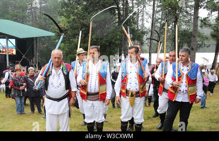 Ljig, Serbien. 14. Juli, 2019. Mäher vorbereiten Gras während der jährlichen Rajac Scythe Festival am Mt. Rajac in der Nähe der Stadt Ljig, Serbien, am 14. Juli 2019. Die jährlichen Rajac Scythe Festival war hier am Sonntag statt, zieht Einheimische und ausländische Teilnehmer zu genießen und die Serbische Landschaft Tradition schätzen. Credit: Nemanja Cabric/Xinhua/Alamy leben Nachrichten Stockfoto