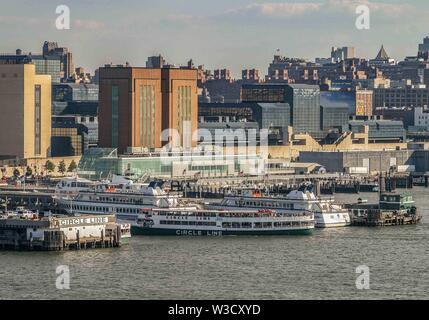 New York, New York, USA. 3. Sep 2005. Eine Hafenrundfahrt Unternehmen in Manhattan, New York, Circle Line Sightseeing Cruises ist New York Harbor Tours von seiner Basis am Pier 83 in Midtown. Credit: Arnold Drapkin/ZUMA Draht/Alamy leben Nachrichten Stockfoto