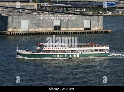 New York, New York, USA. 3. Sep 2005. Eine Hafenrundfahrt Unternehmen in Manhattan, New York, Circle Line Sightseeing Cruises ist New York Harbor Tours von seiner Basis am Pier 83 in Midtown. Credit: Arnold Drapkin/ZUMA Draht/Alamy leben Nachrichten Stockfoto