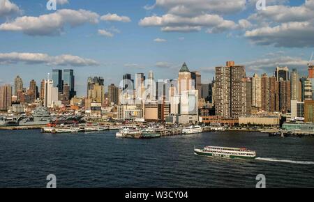 New York, New York, USA. 3. Sep 2005. Eine Hafenrundfahrt Unternehmen in Manhattan, New York, Circle Line Sightseeing Cruises ist New York Harbor Tours von seiner Basis am Pier 83 in Midtown. Credit: Arnold Drapkin/ZUMA Draht/Alamy leben Nachrichten Stockfoto