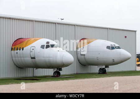 Zwei Passagierflugzeuge mit Iberia Elfenbein in Madrid, Spanien Museo de Aire Stockfoto
