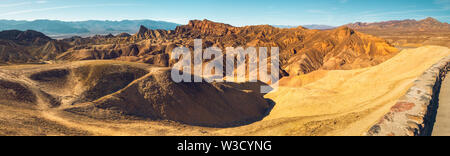 Panoramablick vom Zabriskie Point über den Golden Canyon Gower Gulch zu Manly Beacon, Death Valley, Kalifornien Stockfoto