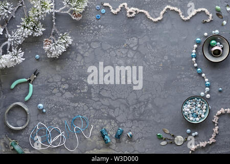 Kreative Heimwerker Handwerk Hobby. Die handgefertigten Schmuck für Freunde als Weihnachtsgeschenke. Flach auf dunkel strukturierten Hintergrund. Stockfoto