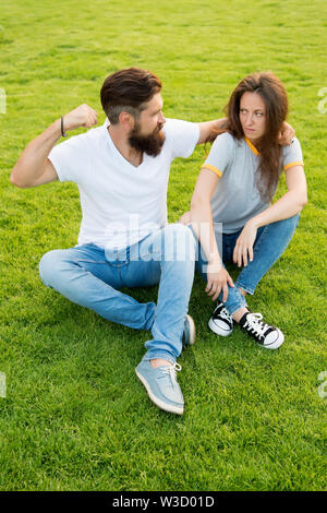 Schwingt Faust an Frau. soziale Probleme in der Familie. Schlagen. Missverständnis in Beziehung. Beziehungen problem Paar. Aggression und Gewalt. unglücklich Familie Paar. Stockfoto