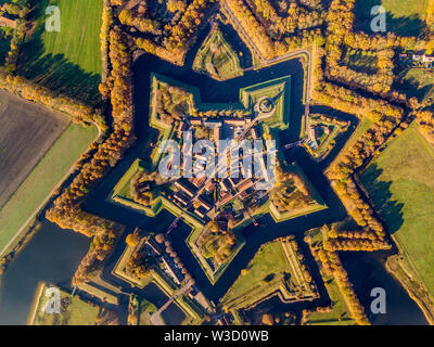 Luftaufnahme der Festung von Bourtange. Dies ist eine historische sternförmigen fort in der Provinz Groningen in herbstlichen Farben von oben gesehen Stockfoto