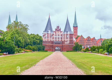 Das Holstentor (Holstentor) im alten Zentrum der Hansestadt Lübeck. Deutschland Stockfoto