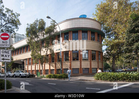 Das 1940 erbaute ehemalige Paramount Pictures Studios Gebäude ist ein gutes Beispiel für Inter-War funktionalistischen Architektur mit einem kühn geschwungenen Straße Fassade. Stockfoto