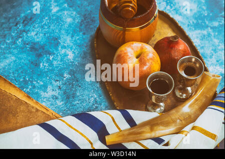 Rosch Haschanah das Jüdische Neue Jahr traditionelle Urlaub Symbole Schofar, Honig, Apfel und Granatapfel auf einem Flach Stockfoto