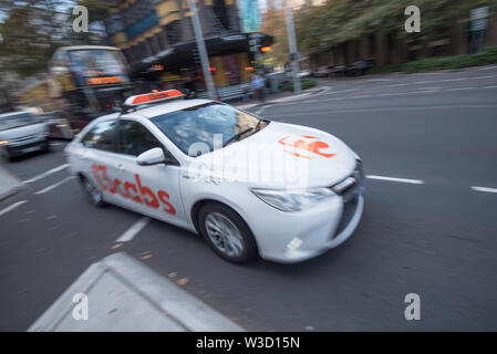 Ein unscharfes Bild eines sich bewegenden Sydney Taxi in eine Wende weg fahren in der Stadt in der Nähe von Central Station Stockfoto