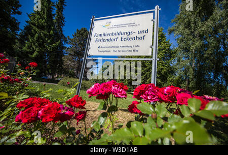 Schramberg, Deutschland. 05. Juli, 2019. Ein Zeichen zeigt an, daß der Eingang der Familie Ausbildung und Feriendorf Eckenhof. Menschen, die sich für Menschen mit Demenz häufig Pflege erreichen ihre körperlichen und emotionalen Grenzen. Um dem entgegenzuwirken, gibt es spezielle Feiertage, die bei den Betroffenen und ihren Angehörigen ausgerichtet sind. (Dpa: "It's Magical" - Urlaub für Menschen mit Demenz) Credit: Christoph Schmidt/dpa/Alamy leben Nachrichten Stockfoto