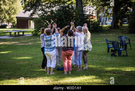 Schramberg, Deutschland. 05. Juli, 2019. Eine Gruppe von älteren Damen ein Tanz Übung für Entspannung in der Familie Ausbildung und Feriendorf Eckenhof. Menschen, die sich für Menschen mit Demenz häufig Pflege erreichen ihre körperlichen und emotionalen Grenzen. Um dem entgegenzuwirken, gibt es spezielle Feiertage, die bei den Betroffenen und ihren Angehörigen ausgerichtet sind. (Dpa: "It's Magical" - Urlaub für Menschen mit Demenz) Credit: Christoph Schmidt/dpa/Alamy leben Nachrichten Stockfoto