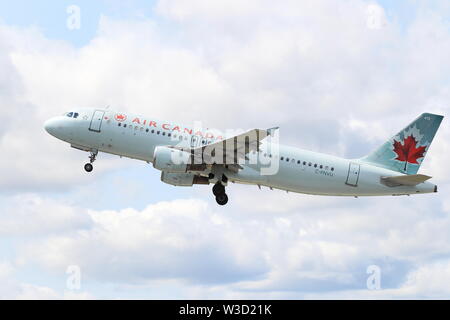 Quebec, Kanada. Ein Air Canada Airbus A320 an die Montréal-Pierre Elliott Trudeau International Airport nehmen Stockfoto