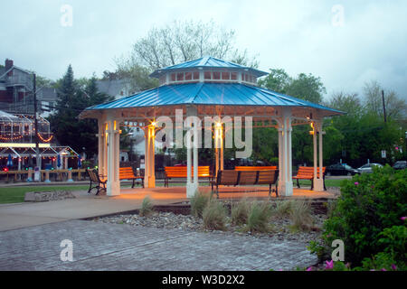 Lit Pavillon in der Dämmerung am Keyport Waterfront Park in New Jersey, USA Stockfoto