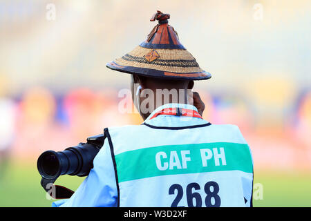 Kairo, Ägypten. 14. Juli, 2019. Senegalesische Fotograf während des Spiels Tunesien vs Senegal Halbfinale am 30. Juni Stadion in Kairo. Insgesamt Afrika Cup der Nationen Ägypten 2019. Foto: Chokri Mahjoub Credit: Chokri Mahjoub/ZUMA Draht/Alamy leben Nachrichten Stockfoto