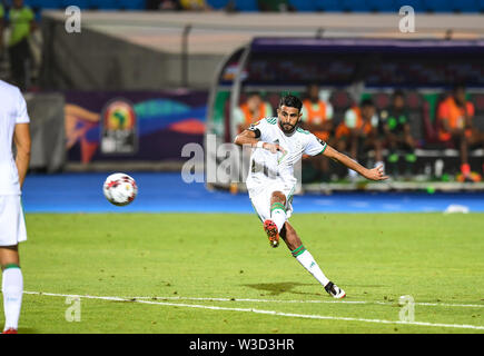 Kairo. 14. Juli, 2019. Riyad Mahrez von Algerien Kerben während der halbfinale zwischen Algerien und Nigeria an der 2019 Afrika Cup der Nationen in Kairo, Ägypten am 14. Juli 2019. Credit: Li Yan/Xinhua/Alamy leben Nachrichten Stockfoto