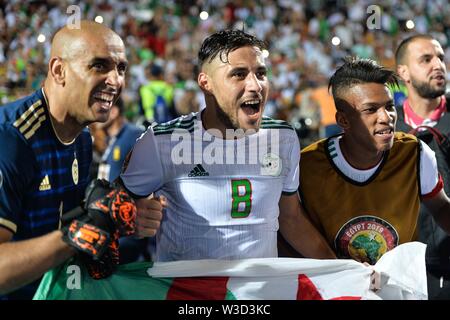 Kairo. 14. Juli, 2019. Spieler von Algerien feiern den Sieg nach dem Halbfinale zwischen Algerien und Nigeria an der 2019 Afrika Cup der Nationen in Kairo, Ägypten am 14. Juli 2019. Credit: Li Yan/Xinhua/Alamy leben Nachrichten Stockfoto