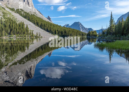 Winkelstück Pass und Ellenbogen See in Peter Lougheed Provincial Park, Alberta, Kanada Stockfoto