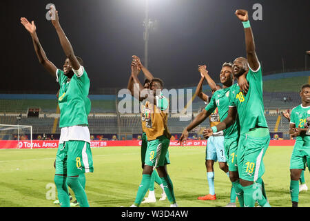 Kairo. 14. Juli, 2019. Der senegalesischen Spieler feiern nach dem Sieg im Halbfinale zwischen Senegal und Tunesien 2019 Afrika Cup der Nationen in Kairo, Ägypten am 14. Juli 2019. Senegal gewann 1:0 und der endgültigen erweitert. Credit: Ahmed Gomaa/Xinhua/Alamy leben Nachrichten Stockfoto