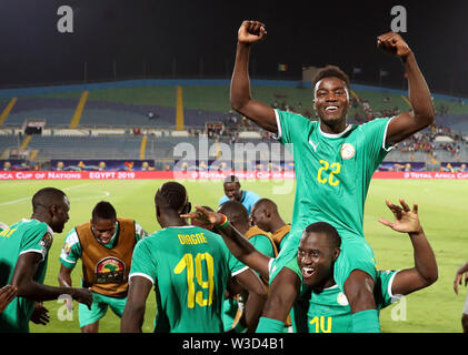 Kairo. 14. Juli, 2019. Der senegalesischen Spieler feiern nach dem Sieg im Halbfinale zwischen Senegal und Tunesien 2019 Afrika Cup der Nationen in Kairo, Ägypten am 14. Juli 2019. Senegal gewann 1:0 und der endgültigen erweitert. Credit: Ahmed Gomaa/Xinhua/Alamy leben Nachrichten Stockfoto