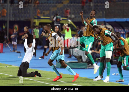 Kairo. 14. Juli, 2019. Der senegalesischen Spieler feiern nach dem Halbfinale zwischen Senegal und Tunesien 2019 Afrika Cup der Nationen in Kairo, Ägypten am 14. Juli 2019. Senegal gewann 1:0 und der endgültigen erweitert. Credit: Ahmed Gomaa/Xinhua/Alamy leben Nachrichten Stockfoto