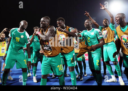 Kairo. 14. Juli, 2019. Der senegalesischen Spieler feiern nach dem Sieg im Halbfinale zwischen Senegal und Tunesien 2019 Afrika Cup der Nationen in Kairo, Ägypten am 14. Juli 2019. Senegal gewann 1:0 und der endgültigen erweitert. Credit: Ahmed Gomaa/Xinhua/Alamy leben Nachrichten Stockfoto