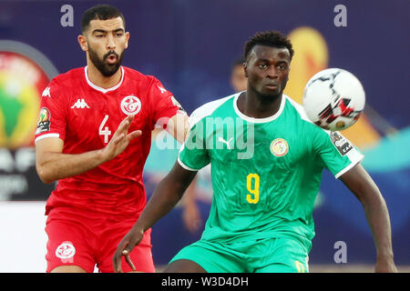 Kairo. 14. Juli, 2019. Der senegalesischen Mbaye Niang (R) Mias mit Tunesien Yassine Meriah im Halbfinale an der 2019 Afrika Cup der Nationen in Kairo, Ägypten am 14. Juli 2019. Senegal gewann 1:0 und der endgültigen erweitert. Credit: Ahmed Gomaa/Xinhua/Alamy leben Nachrichten Stockfoto