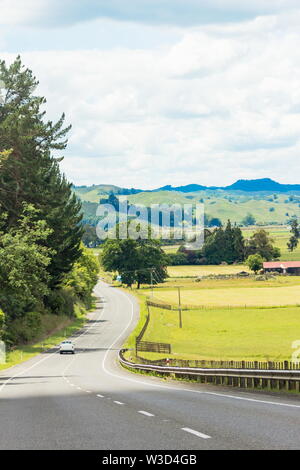 Ein Auto entlang einer offenen Landstraße in Neuseeland reisen mit kopieren. Stockfoto