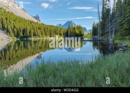 Winkelstück Pass und Ellenbogen See in Peter Lougheed Provincial Park, Alberta, Kanada Stockfoto