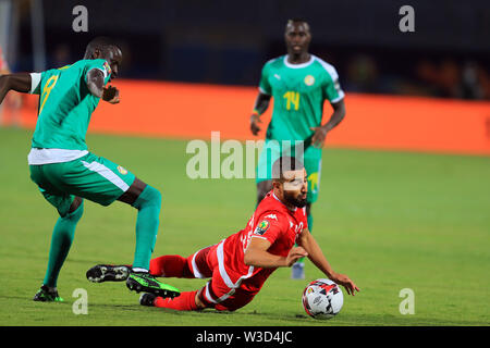 Kairo, Ägypten. 14. Juli, 2019. Naim Sliti (23) von Tunesien in Aktion mit Cheikou Kouyate (8) während des Spiels Tunesien vs Senegal Halbfinale am 30. Juni Stadion in Kairo. Insgesamt Afrika Cup der Nationen Ägypten 2019. Foto: Chokri Mahjoub Credit: Chokri Mahjoub/ZUMA Draht/Alamy leben Nachrichten Stockfoto