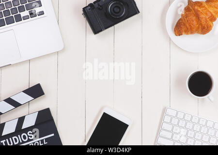 Regisseur Schreibtisch mit filmklappe Board. Ansicht von oben. Stockfoto