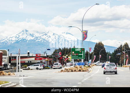 Waiouru, Neuseeland - Dezember 15, 2017: Fahrzeuge, die entlang der State Highway One in der kleinen Stadt Waiouru in der Ruapehu District. Stockfoto