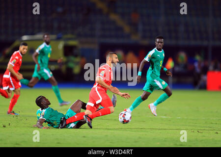 Kairo, Ägypten. 14. Juli, 2019. Naim Sliti (23) von Tunesien in Aktion mit Salif Sane (6) während des Spiels Tunesien vs Senegal Halbfinale am 30. Juni Stadion in Kairo. Insgesamt Afrika Cup der Nationen Ägypten 2019. Foto: Chokri Mahjoub Credit: Chokri Mahjoub/ZUMA Draht/Alamy leben Nachrichten Stockfoto