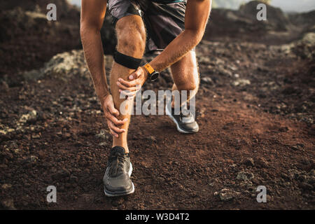 Läufer mit Knie stützverband und ein Problem mit Beinverletzung. Periost Problem oder Verstauchung Ligament. Stockfoto