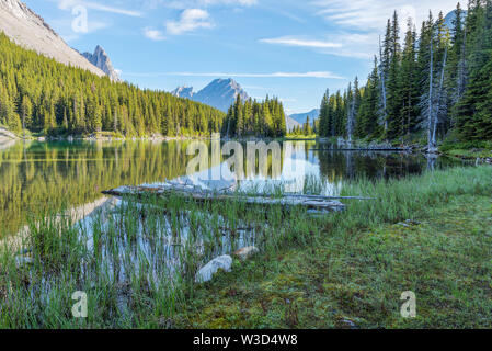 Winkelstück Pass und Ellenbogen See in Peter Lougheed Provincial Park, Alberta, Kanada Stockfoto